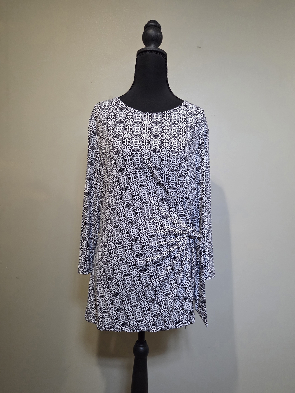 Chico's Black & White Geometric Tie-Detail Long Sleeve Top Size 2 (Lg)